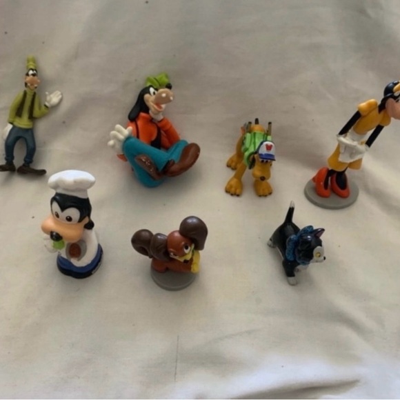 Disney Character Figurine Set - Multicolor goofy and friend collectible toy - Picture 1 of 6